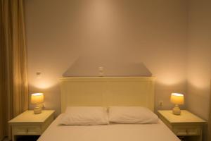 プロマリオンにあるMare Studios Exclusiveのベッドルーム1室(白いベッド1台、ランプ2つ付)
