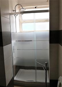 ガリポリにあるB&B Delfisの窓付きのバスルーム(ガラス張りのシャワー付)