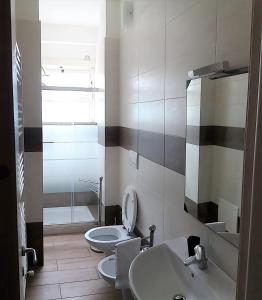ガリポリにあるB&B Delfisのバスルーム(トイレ2つ、シンク付)