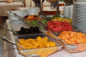 um buffet de diferentes tipos de frutas em tigelas sobre uma mesa em Hotel Eden em Lignano Sabbiadoro
