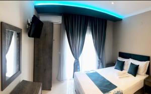 A bed or beds in a room at Alrose