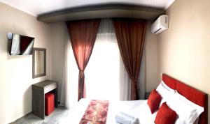 A bed or beds in a room at Alrose