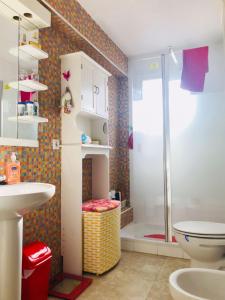 łazienka z prysznicem i toaletą w obiekcie Habitaciones privadas Alicante centro w Alicante