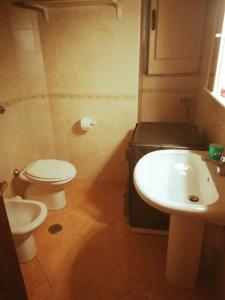 a bathroom with a toilet and a sink at Pousada Linda Castellabate in Santa Maria di Castellabate