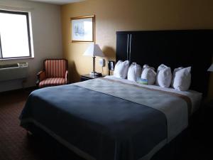 Postel nebo postele na pokoji v ubytování Days Inn by Wyndham Hornell NY