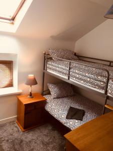 Tempat tidur susun dalam kamar di Spacious and Bright Town Centre Apartment