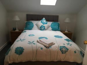 Tempat tidur dalam kamar di Spacious and Bright Town Centre Apartment
