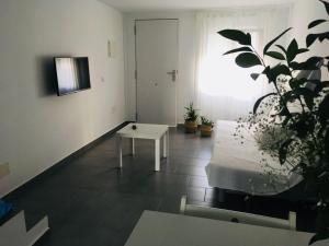 salon z kanapą i stołem w obiekcie Apartamento Cánovas w mieście Tarifa