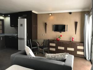 a living room with a couch and a kitchen at Apartment Windsor in Adeje
