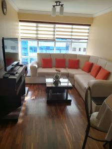 un soggiorno con divano e TV di Meraki a La Paz