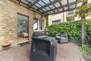 Patio lub wspólna przestrzeń na świeżym powietrzu w obiekcie Niebieska Willa