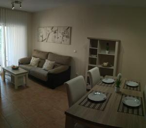 sala de estar con sofá y mesa en Apartamentos Luna y Rosa, en Albir