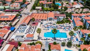 Bazén v ubytování Karbel Hotel nebo v jeho okolí