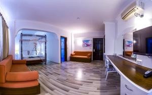 TV a/nebo společenská místnost v ubytování Karbel Hotel