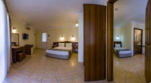 Postel nebo postele na pokoji v ubytování Karbel Hotel