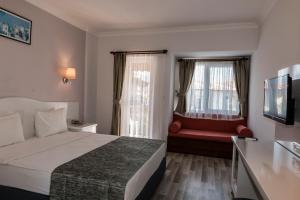 Postel nebo postele na pokoji v ubytování Karbel Hotel