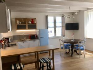 a kitchen and dining room with a table and chairs at Ponte dei Voltoni Apartment in Peschiera del Garda