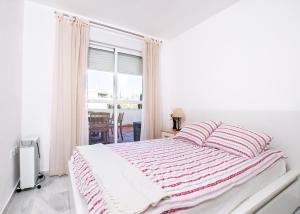 Posteľ alebo postele v izbe v ubytovaní Bonito apartamento en Nueva Andalucia + 37 fotografií