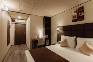 
Кровать или кровати в номере Helix Hotel
