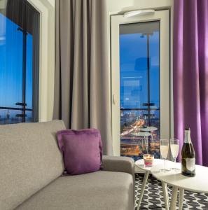 un salon avec un canapé et une fenêtre dans l'établissement Apartamenty Vola Residence, à Varsovie