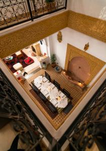 una vista aérea de un comedor con una mesa en Riad Marwa Marrakech en Marrakech