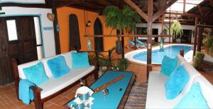 Výhľad na bazén v ubytovaní Villa Spa Las Tinajas alebo v jeho blízkosti
