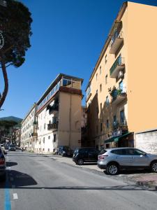 una strada cittadina con auto parcheggiate accanto agli edifici di Home OLY a Gragnano