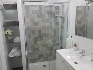 un baño con ducha y lavabo en El Lomo, en Santa Cruz de la Palma