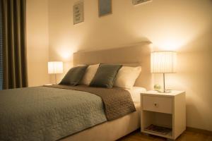 una camera da letto con un letto con due lampade sopra di Apartman Astoria a Trebinje