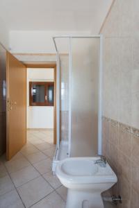 a bathroom with a shower and a toilet at Residenza Piccolo Uliveto in San Menaio