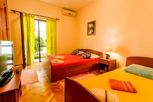 En eller flere senge i et værelse på Apartmani Pandurevic