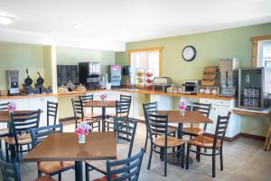 Restoran atau tempat lain untuk makan di Travelodge by Wyndham Golden Sportsman Lodge
