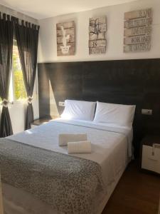 ein Schlafzimmer mit einem Bett mit zwei Handtüchern darauf in der Unterkunft Luxury Playamar Beach in Torremolinos