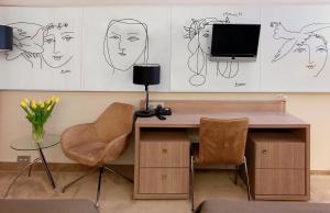 Televízia a/alebo spoločenská miestnosť v ubytovaní Hotel HP Park