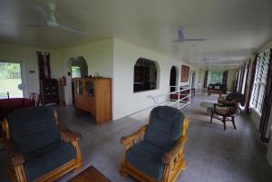 un soggiorno con due sedie e un tavolo di Samoan Highland Hideaway a Siusega