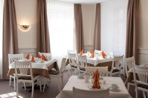 Hotel Adler في إيخشتيت: غرفة طعام مع طاولات بيضاء وكراسي بيضاء