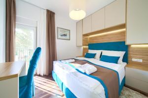 een hotelkamer met een groot bed en een bureau bij Azzuro & Lavanda in Šilo