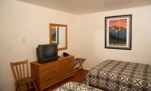 Quillayute River Resort tesisinde bir odada yatak veya yataklar