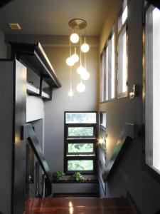 una scala in una casa con finestra di To Bed Poshtel a Chiang Mai