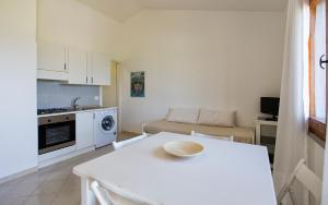 スティンティーノにあるArborea Apartment 56 sea Viewの白いキッチン(テーブル付)、リビングルーム