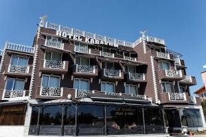 um edifício de hotel com uma placa em cima em Hotel Kabakum em Golden Sands