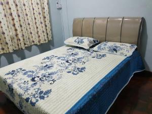 A bed or beds in a room at GuestHouse Taman Megah, Lot 19