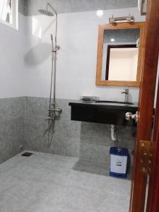 a bathroom with a sink and a mirror at Mỹ Ngọc Hotel in Can Tho +26 photos