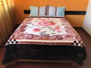 Llit o llits en una habitació de Tour Hostal Wanka
