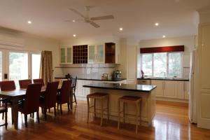A kitchen or kitchenette at Lithgow Falls Marysville