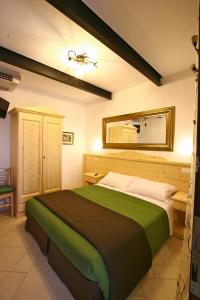 1 dormitorio con 1 cama grande y espejo en La Brenta Vecchia, en Vigodarzere