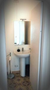 ガリポリにあるB&B Ariostoのバスルーム(洗面台、鏡付)