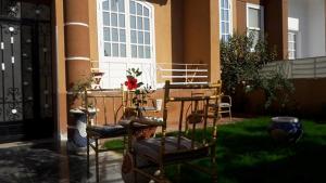 um pátio com cadeiras e uma mesa em frente a uma casa em Luxor Star Apartments em Luxor