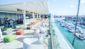 Χώρος καθιστικού στο Spacious City Center Apartment By Smart Apartments Short Lets & Serviced Accommodation Apartment Southampton With Free WiFi