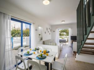 una cucina e un soggiorno con tavolo e sedie di Protaras Villa Stef a Protaras